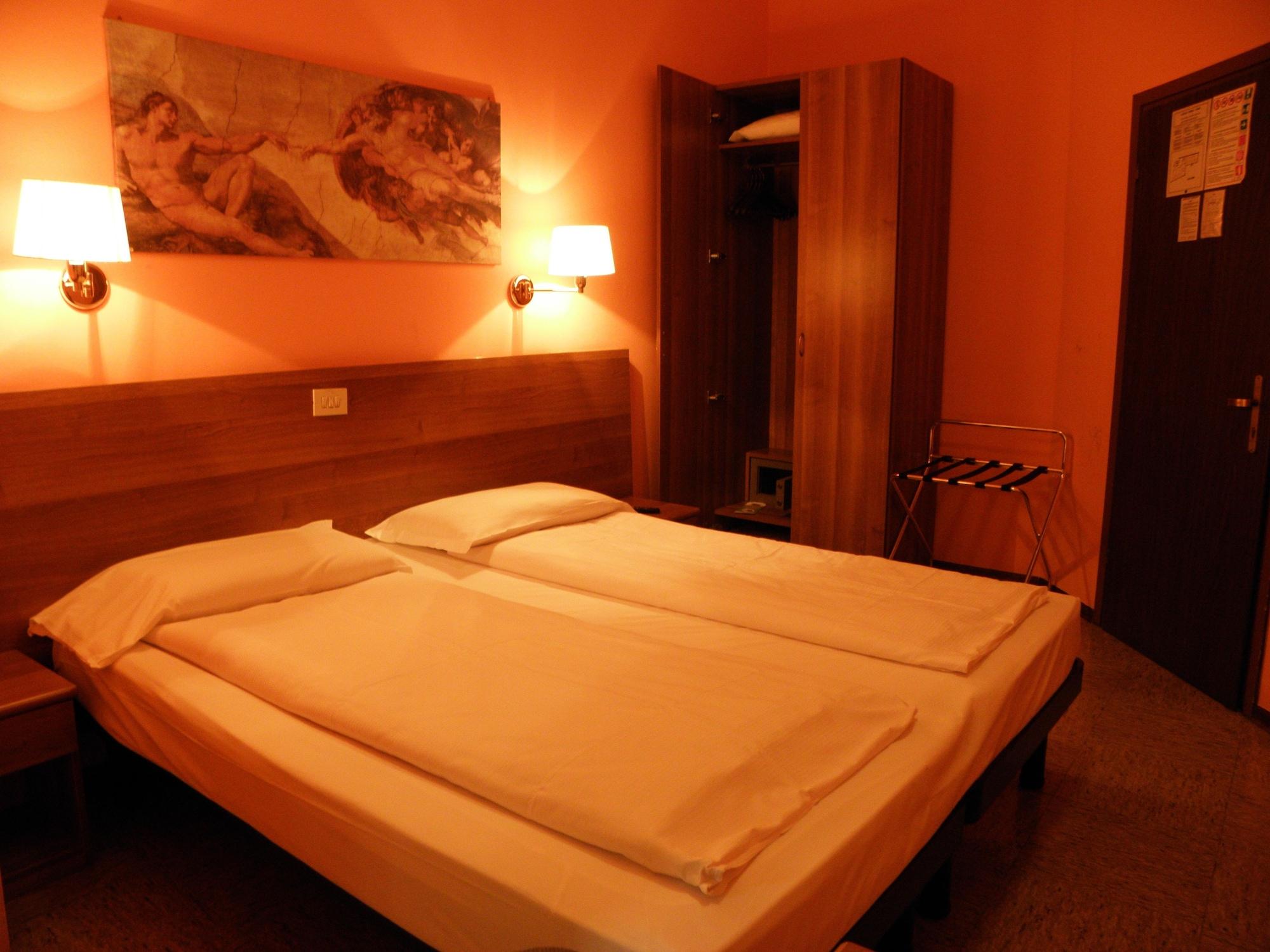 Hotel Corona Tirano Exteriér fotografie