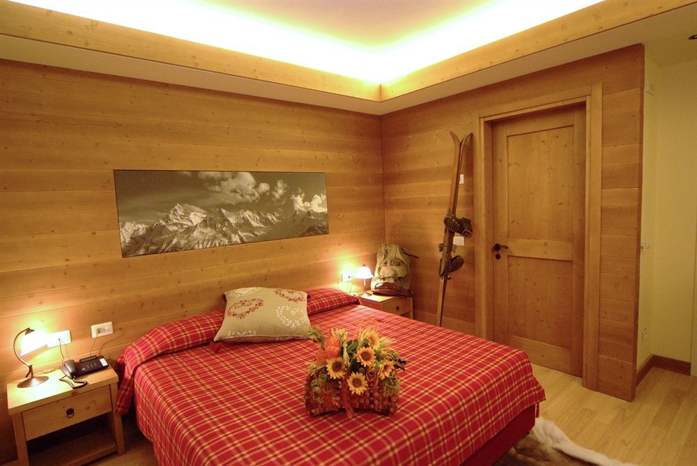 Hotel Corona Tirano Exteriér fotografie