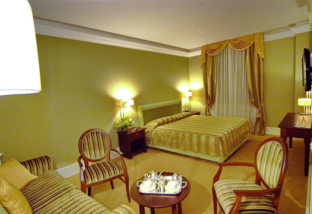 Hotel Corona Tirano Exteriér fotografie